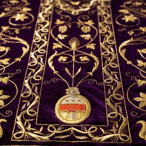 Casulla de terciopelo morado hecha a mano con bordado de hilo dorado ornamentado - Vestimenta clerical católica para la Misa - Product Image 2