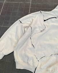 Hoodie déstructuré à panneaux, couleur crème, épais, style streetwear, pull-over, vente en gros, pour homme, avant-gardiste, avec bords bruts et effet usé, en molleton - Product Image 2