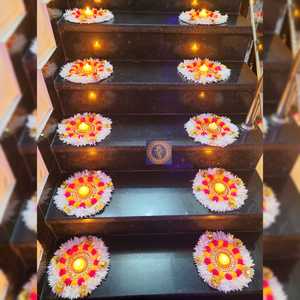 Lot de tapis Rangoli de qualité supérieure pour marches d'escalier, à double niveau, avec pompons circulaires et franges en plumes synthétiques, et paire de plaques Diya - Product Image 1