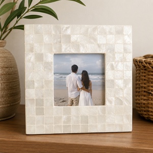 Cadres photo modernes faits à la main en coquille de Capiz |   Cadeaux d'entreprise et de bienvenue personnalisés |   Cadeaux d'entreprise haut de gamme - Product Image 3