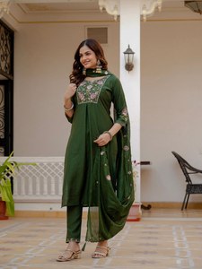 Elegante Conjunto de Kurti de Viscosa y Seda Mango para Mujer con Bordado de Lentejuelas y Dupatta de Seda Maslin |   Fabricante de Ropa B2B - Product Image 4