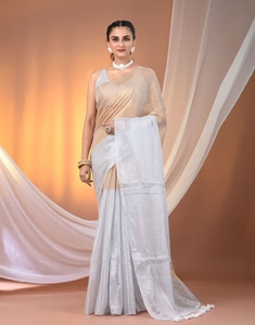 Sari KV en tissu doux doré et blanc avec pompons et chemisier non cousu - Product Image 3