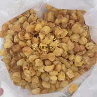 Lichtgeelbruine hele gedroogde longan, zoet van smaak, zonder suiker, tropisch fruit snack voor een gezonde soep, afkomstig uit Vietnam.