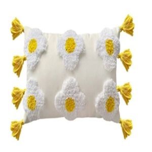 Housse de coussin carrée en coton brodé floral, style bohème avec pompons jaunes, lavable, pour vente en gros - Product Image 1