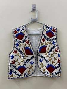 Chaleco Bohemio de Algodón con Bordado Tradicional, Chaqueta sin Mangas con Diseño Floral Hecho a Mano, Chaqueta Corta Estilo Bohemio, Chaqueta para Festivales Bohemios - Product Image 4