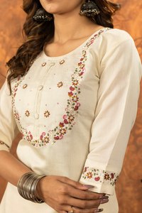 Conjunto de Kurta de Seda Marina Bordada Color Crema para Mujer, de Secado Rápido, con Dupatta Rosa, Estilo Tradicional Indio-Pakistaní, Corte Regular Informal - Product Image 3