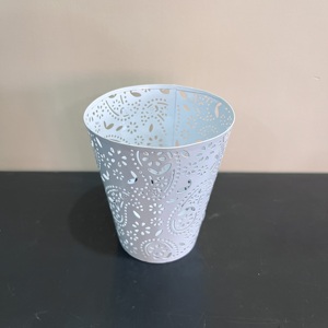 เชิงเทียนเหล็กตกแต่งลายสลักเคลือบสีขาว - Product Image 2