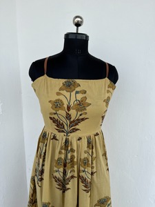 Robe longue florale sans manches 100 % coton pour femme, taille naturelle, style bohème doux, dos ouvert à nouer, idéale pour l'été, les vacances, marque privée - Product Image 2