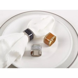 Ensemble de 4 anneaux de serviette carrés dorés avec centre pailleté et bords perlés, décoration de table en métal glamour - Product Image 3