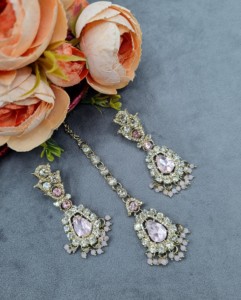 Parure de bijoux ethniques plaqués or antique avec collier, boucles d'oreilles et mangtika en pierre de cristal taille poire, pour occasions festives, vente en gros - Product Image 3