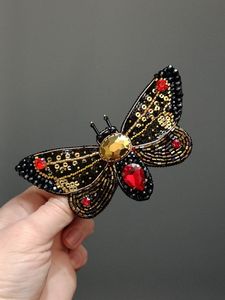 Broche Bordado a Mano con Cuentas y Diseño Personalizable - Joyería de Moda Unisex, Regalo para Bodas y Eventos - Product Image 4