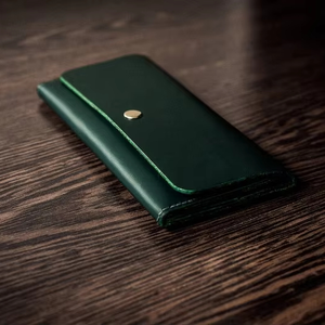 Cartera Triple de Cuero Genuino Verde MAKUM INTERNATIONAL con Cierre de Botón a Presión y Capacidad Personalizable - Product Image 1