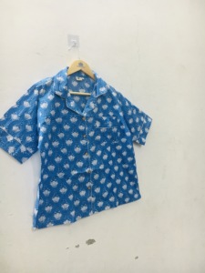 เสื้อชุดนอนแขนสั้นพิมพ์ลายดอกไม้สีฟ้าสำหรับผู้หญิง ผ้าฝ้าย 100% ติดกระดุมด้านหน้า สวมใส่สบายๆ ในฤดูร้อน - Product Image 1