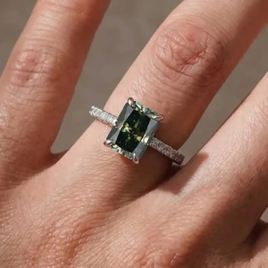 Anillo de compromiso chapado en oro amarillo y blanco con moissanita verde de 3.5 quilates y corte radiante, de plata 925, el más vendido, para mujer, en oferta. - Product Image 6