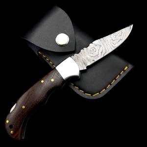 Couteau pliant EDC en acier Damas avec manche en bois, lame à pointe tombante et bord biseauté - Product Image 1