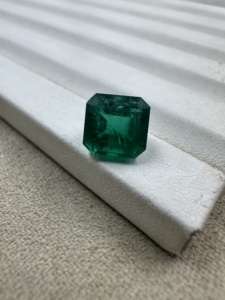 Émeraude zambienne naturelle vert vif de qualité supérieure, 4,31 carats, taille émeraude, pierre précieuse verte non montée pour la création de bijoux - Product Image 4