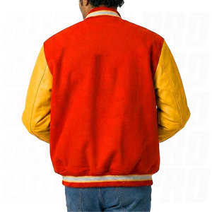 เสื้อแจ็คเก็ตบอมเบอร์แบบ Letterman สีแดงทำจากผ้าขนสัตว์และหนังสีเหลือง คุณภาพพรีเมียม สไตล์นักกีฬา แรงบันดาลใจจากเสื้อเบสบอลวิทยาลัย ให้ความอบอุ่น - Product Image 3