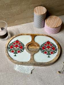Plateau en bois artisanal de Bordeaux avec coupelle en laiton, finition polie, taille personnalisable pour les collations de fêtes - Product Image 1