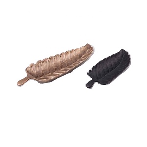 Bol décoratif en forme de feuille de vente chaude bol de pièce maîtresse en aluminium en laiton et finition noire décor à la maison bol en métal rustique - Product Image 2