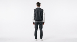 Chaqueta Varsity para Hombre, Mangas de Cuero PU, Cuerpo Gris Oscuro, Detalles en Crema, Cierre de Botones Frontales, Cuello Camisero, Estilo Casual - Product Image 4