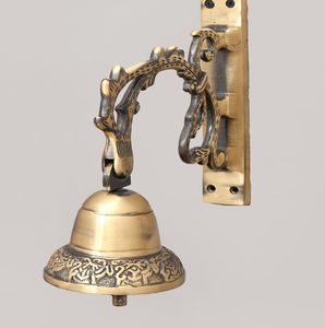 Cloche en laiton de style temple, richement sculptée, livrée avec un support à maillons décoratifs, cloche murale en laiton, au prix de gros. - Product Image 3