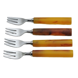 Ensemble de 4 fourchettes faites à la main de meilleure qualité en acier inoxydable brillant et poignée en résine au design unique pour la vaisselle de mariage - Product Image 1
