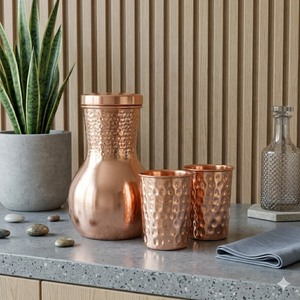 Pichet à eau en cuivre martelé de 2000 ml avec couvercle et ensemble de 2 gobelets pour les grossistes, les détaillants et le commerce B2B mondial - Product Image 1