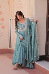 Robe de soirée Anarkali avec broderies de sequins et perles en georgette étoilée, sans plis, séchage rapide, dupatta richement brodé - Product Image 2