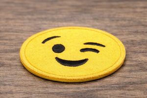 Parche Bordado Termoadhesivo de Cara Sonriente con Ojo Parpadeante, Lindo Aplique para Chaquetas, Bolsos y Manualidades DIY - Product Image 3