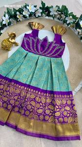 Magnifique robe ethnique pour fille en soie jacquard avec motif lotus, travail de broderie Magham et manches fantaisie, prête à porter, mode féminine - Product Image 3
