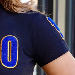 T-shirt en chenille à manches bouffantes Sigma Gamma Rho pour femme, personnalisé avec lettres brodées de la sororité grecque, style décontracté streetwear, vente en gros - Product Image 3