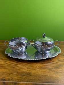 Ensemble sucrier et crémier vintage Irvinware en métal avec couvercle et plateau - Product Image 3