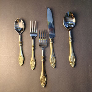 Juego de cubiertos clásico de 5 piezas con mango dorado con diseño de espiral. Cuchara de té, tenedor para ensalada, tenedor para cena, cuchillo para cena y cuchara para cena - Product Image 2