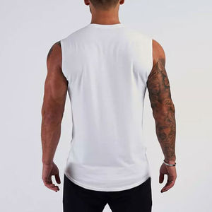 Compre una camiseta sin mangas para hombre diseñada para entrenamiento, correr y uso activo diario. - Product Image 4
