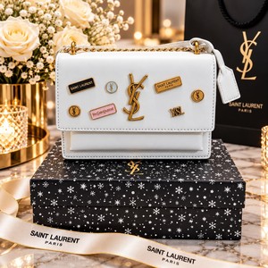Sac à bandoulière en cuir véritable beige pour femme avec logo doré et fermoir à boucle, pochette et sac à main - Product Image 3