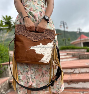New Western Hand Tooled Hair On Hide Fur Bolsos con flecos de cuero Venta caliente Elegantes bolsos cruzados con correa de cuero tallado - Product Image 4