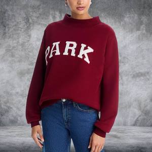 เสื้อสเวตเชิ้ตคอเต่าสีเบอร์กันดี พร้อมตัวอักษรสีขาวโค้งขนาดใหญ่ด้านหน้า แขนยาว ปลายแขนและชายเสื้อแบบริบ ผลิตภัณฑ์เสื้อผ้าแบรนด์ส่วนตัว - Product Image 5