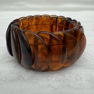 Brazalete de Resina Moderno Color Ámbar con Diseño de Corte Exquisito, Regalo Promocional Novedoso - Product Image 1
