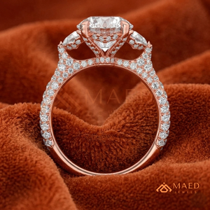 แหวนแต่งงานเพชรทรงกลมทองคำโรสโกลด์ 14K แบบคลาสสิก ประดับเพชรสามเม็ดพร้อมดีไซน์ก้านเพชร - Product Image 3
