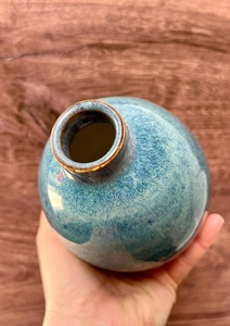 Vase en céramique bleu sarcelle captivant, en forme de mini-bouteille arrondie, finition brillante et accent élégant pour une décoration de table stylée - Product Image 4