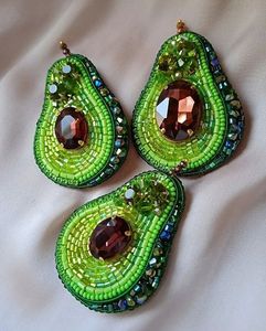 Broche de Flores con Cuentas Hecho a Mano, Arte de Bordado, Joyería Usable, Broche de Diseño con Cuentas para Bufandas, Sombreros y Bolsos - Product Image 1