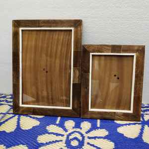 Cadre photo artisanal en bois de manguier avec détails en os de buffle à prix avantageux - Product Image 1
