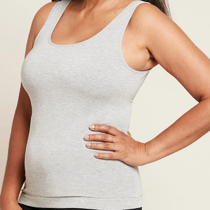 Camiseta sin mangas acanalada elástica y ajustada para mujer, ideal para entrenamiento, ropa de verano, top de moda. - Product Image 3