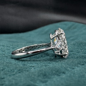 Bague de fiançailles en or blanc 18 carats avec diamant de laboratoire certifié IGI, taille ovale triangulaire, sertie à griffes, style minimaliste, pour mariage/fête - Product Image 4