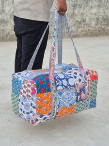 Sac de voyage en toile imprimé à la main avec motifs floraux, bleu et rose, grande capacité, fermeture éclair textile - Product Image 2