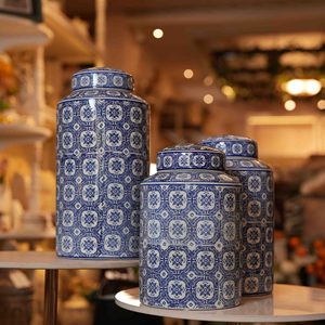 Jarra Decorativa Pequeña Chelsea House, Diseño Hoja de Jengibre, Azul y Blanco - Product Image 5