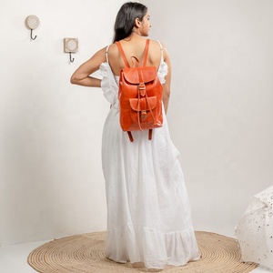 กระเป๋าสะพายหลังหนังวัวโบฮีเมียนแบบม้วนสายคล้องด้านบนขนาดเล็กโลโก้แบบกำหนดเอง; สำหรับโรงเรียนสำนักงานนักเรียนนักศึกษา - Product Image 1