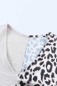 Blusa Casual con Bloques de Color Leopardo, Cuello en V, Satén, Manga Mariposa, Antiarrugas - Product Image 5