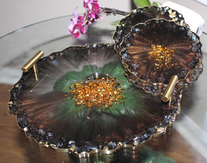 Plateau en résine noire fait main avec des paillettes dorées et sous-verres - Product Image 3