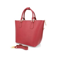 Sac fourre-tout de luxe en cuir rouge pour femme avec design structuré, deux poignées supérieures et bandoulière réglable et amovible